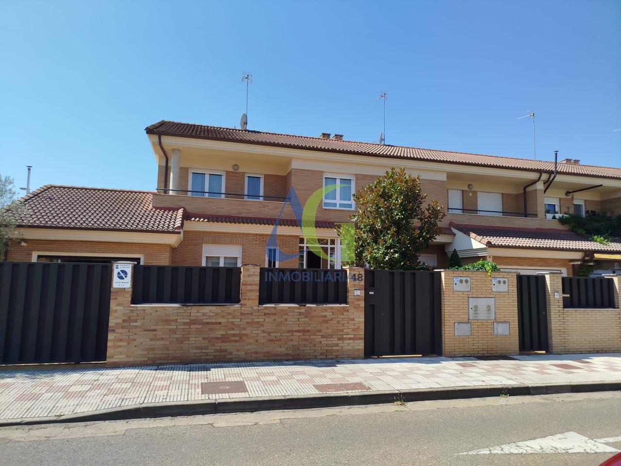 SE VENDE ADOSADO DE 5 HABITACIONES EN VILLARRODRIGO DE LAS REGUERAS. URBANIZACION LAS BARRERAS