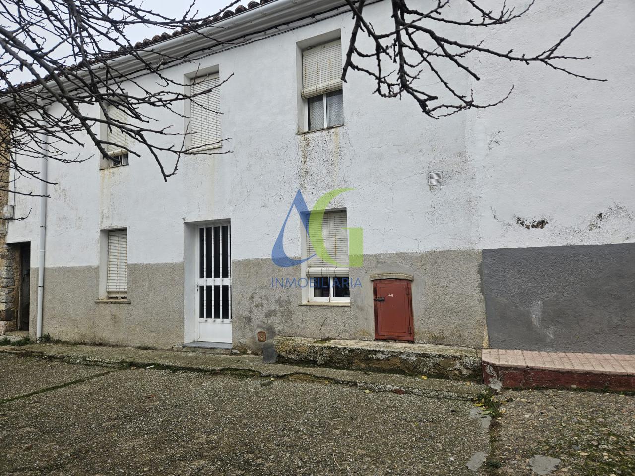 SE VENDE CASA DE MONTAÑA CON JARDIN