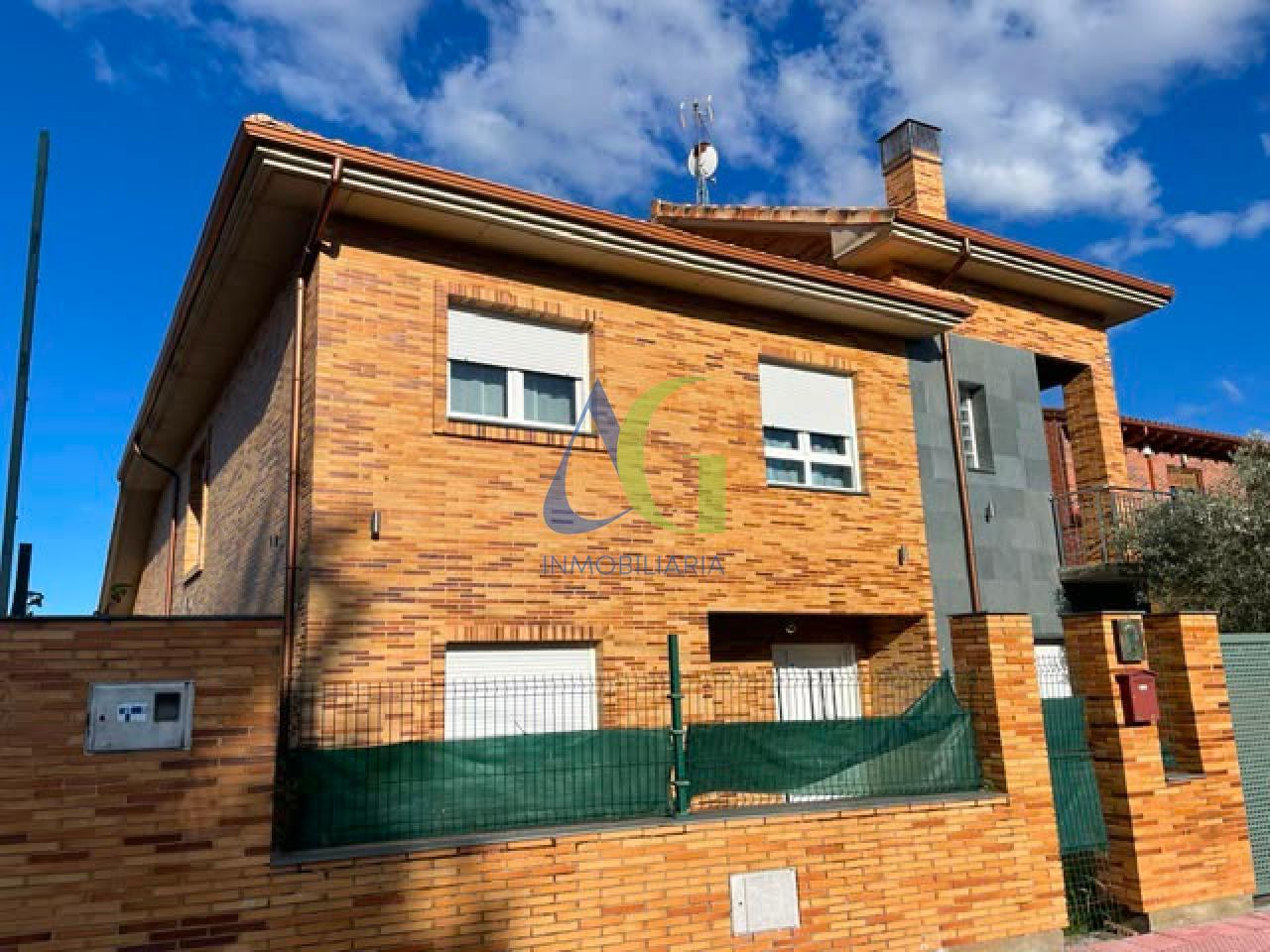 SE VENDA CASA INDIVIDUAL DE 4 HABITACIONES EN POBLADURA DEL BERNESGA