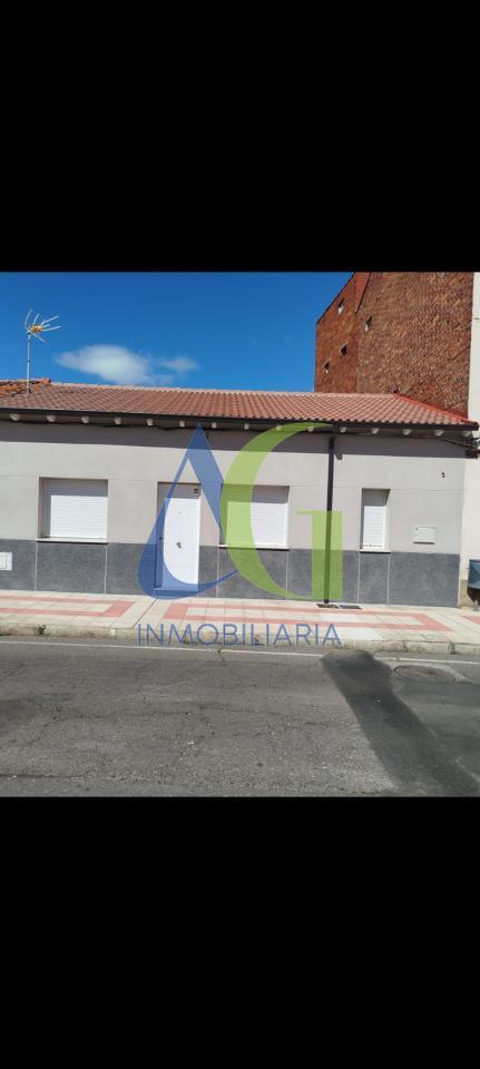 SE VENDE CASA DE 3 HABITACIONES EN SAN ANDRES DEL RABANEDO. CALLE CORPUS CHRISTI.