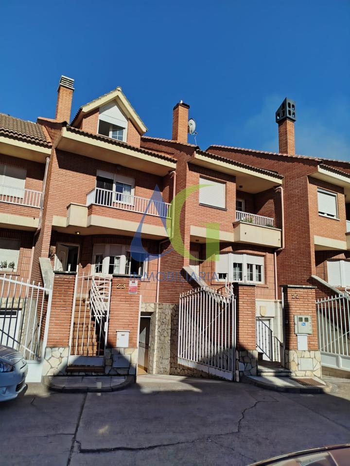 SE ALQUILA  ADOSADO DE TRES HABITACIONES EN TROBAJO DEL CAMINO.  URBANZIACION LAS MUNDINAS