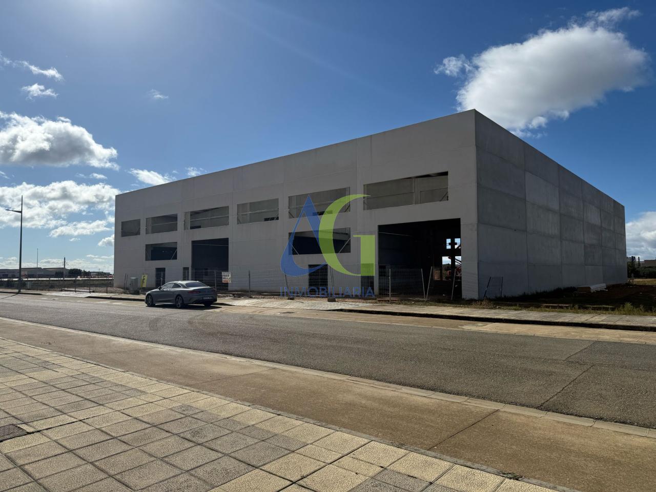 SE ALQUILA NAVE NUEVA DE 3.000M  EN VILLADANGOS DEL PARAMO