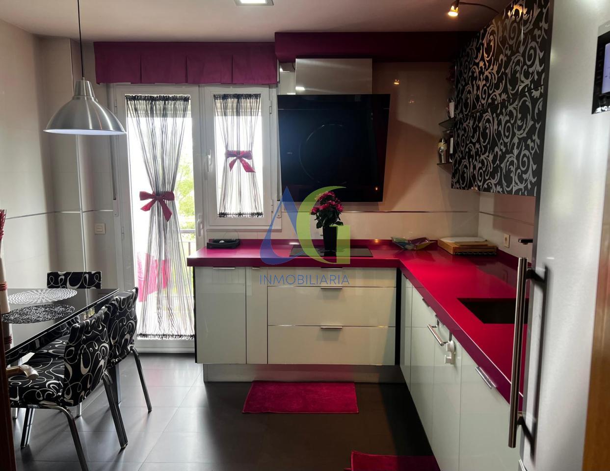 SE VENDE PISO DE 3 HABITACIONES EN NAVATEJERA CON DOS PLAZAS DE GARAJE