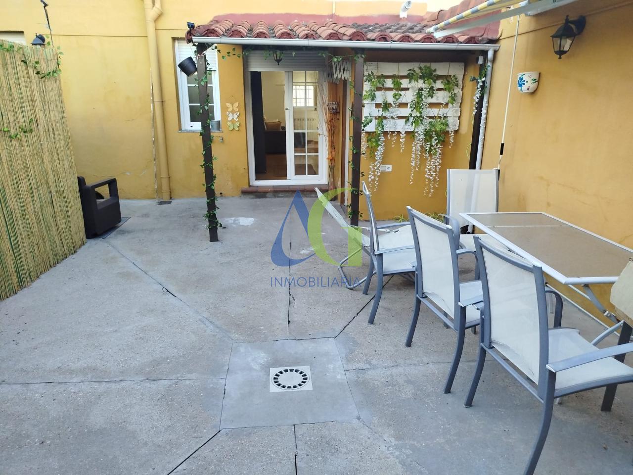 SE VENDE PISO DE 2 HABITACIONES EN TROBAJO DEL CAMINO CON TERRAZA DE 45 METROS.