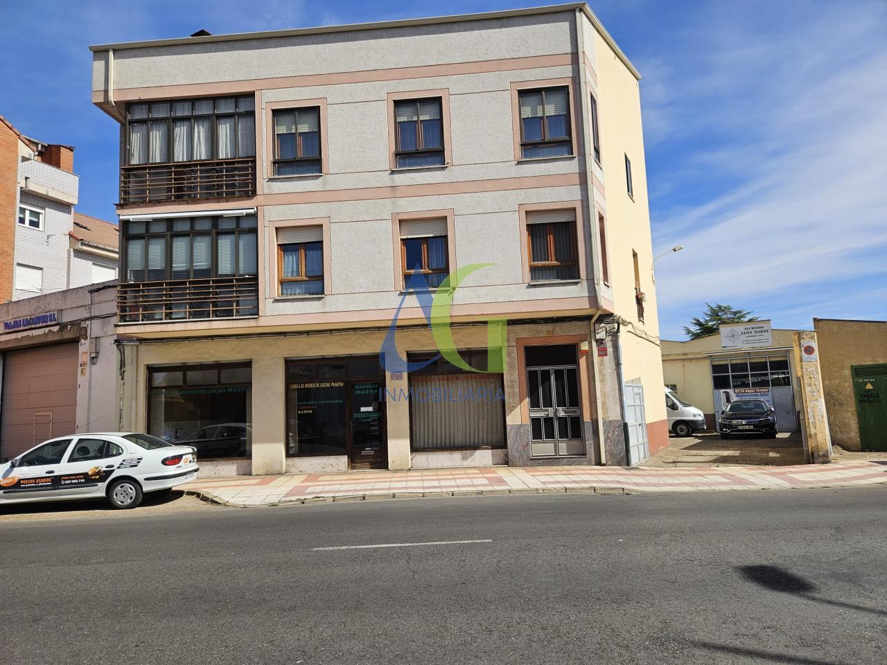 SE VENDE EDIFICIO CON DOS NAVES Y FINCA DE 700M