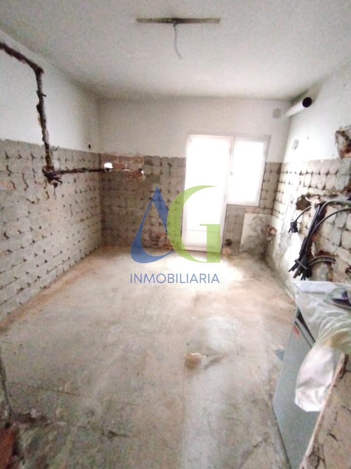 SE VENDE PISO PARA REFORMAR  DE 3 HABITACIONES EN LEON. ZONA EJIDO.