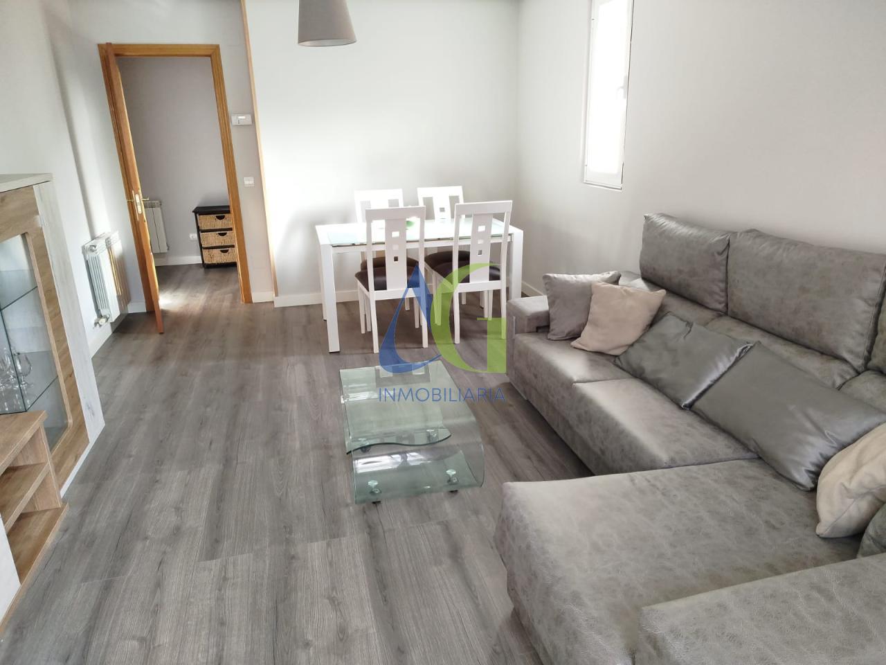 SE ALQUILA PISO DE 2 HABITACIONE EN NAVATJERA