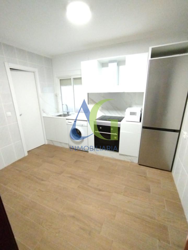 SE VENDE PISO DE 3 HABITACIONES CON TERRAZA DE 30 METROS EN LEON. ZONA CRUCERO