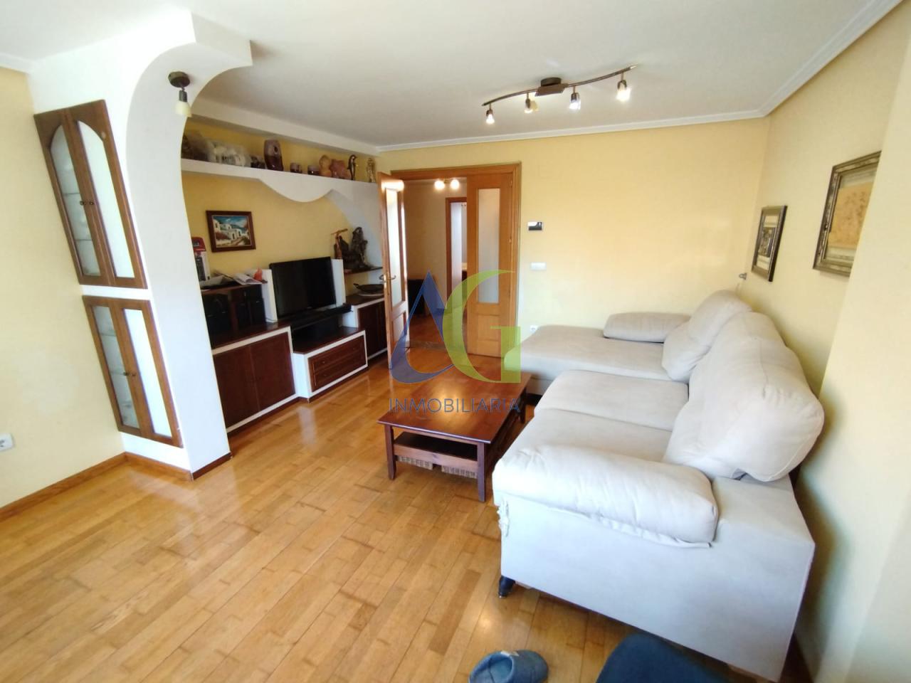 SE VENDE PISO DE 3 HABITACICONES EN NAVATEJERA CON TERRAZA DE 20 METROS.