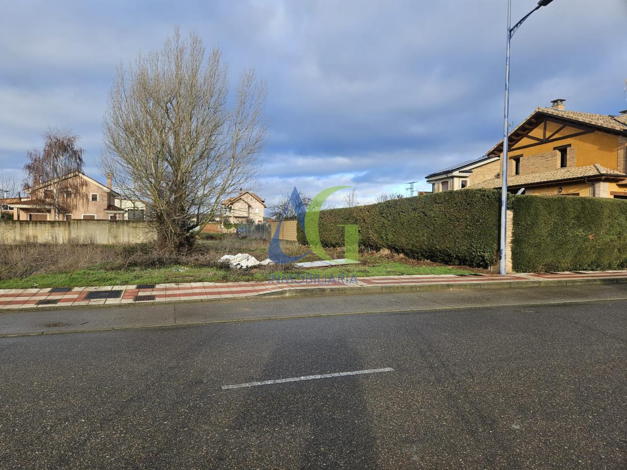 SE VENDE FINCA URBANA DE 665M EN VILLARRODRIGO DE LAS REGUERAS  - LEON