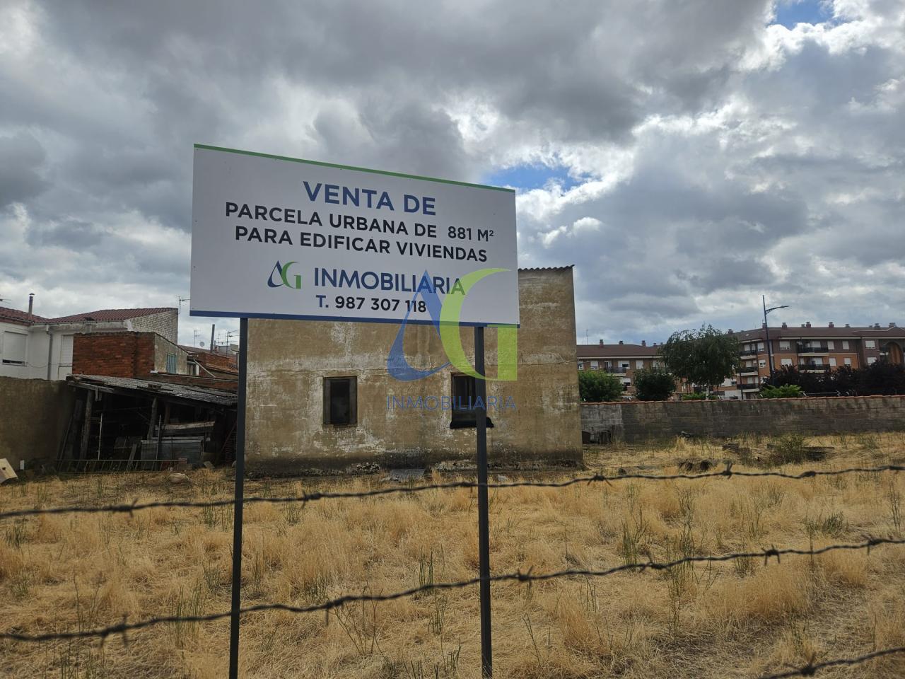 SE VENDE TERRENO URBANO  DE 881 M PARA EDIFICAR VIVIENDAS EN EL CENTRO DE VILLAOBISPO